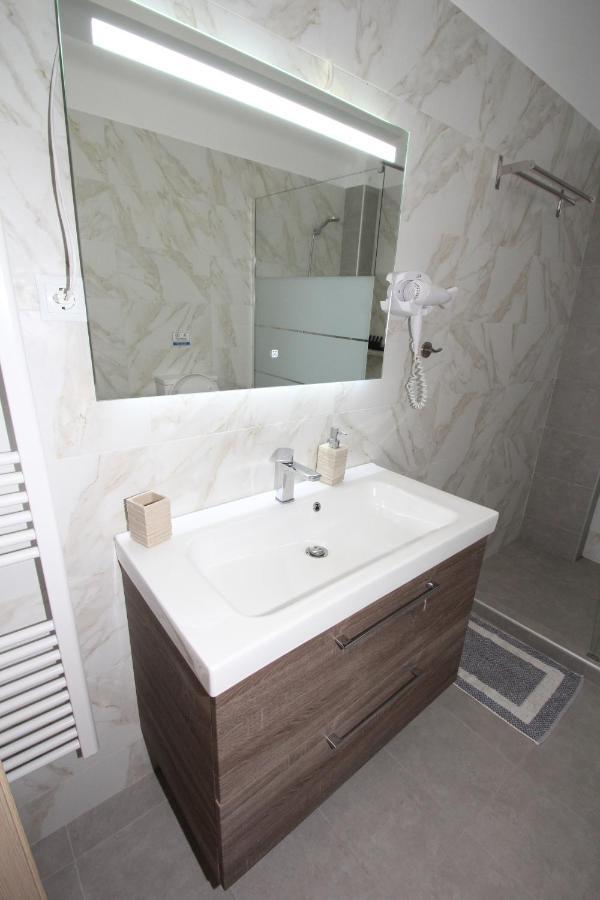 شقة فرافرونا  في Filoxenia House Near Airport المظهر الخارجي الصورة